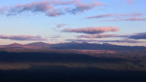 Primer-Plano-De-La-Superluna-De-La-Cosecha-Que-Se-Eleva-Sobre-El-Parque-Nacional-Del-Lago-Del-Cráter-Vista-Desde-La-Distancia