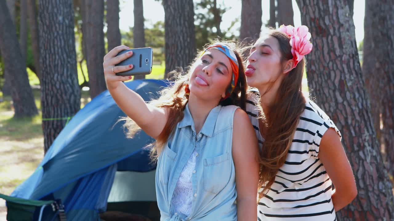 Amici che si scattano un selfie 4k