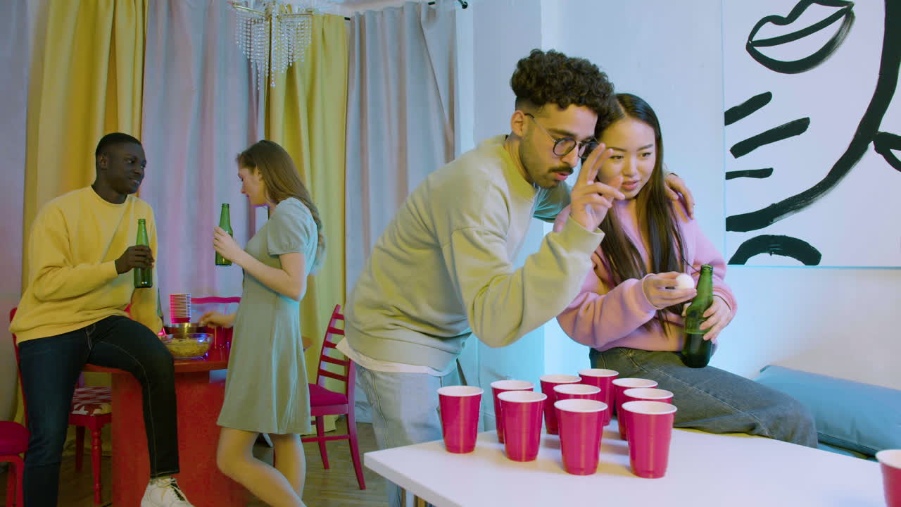 집에서 파티를 하는 행복한 다민족 젊은 친구들