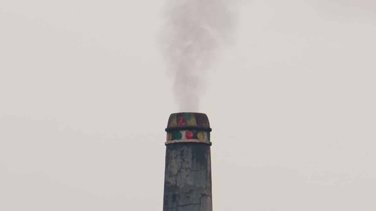 벽돌 필드 굴 ⁇ 은 회색 하늘에 대한 연기를 방출