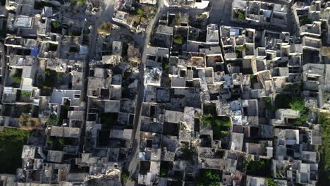 vista aérea con un dron sobre el techo de alepo en siria con hierba cubriendo las ruinas con tiempo 4k