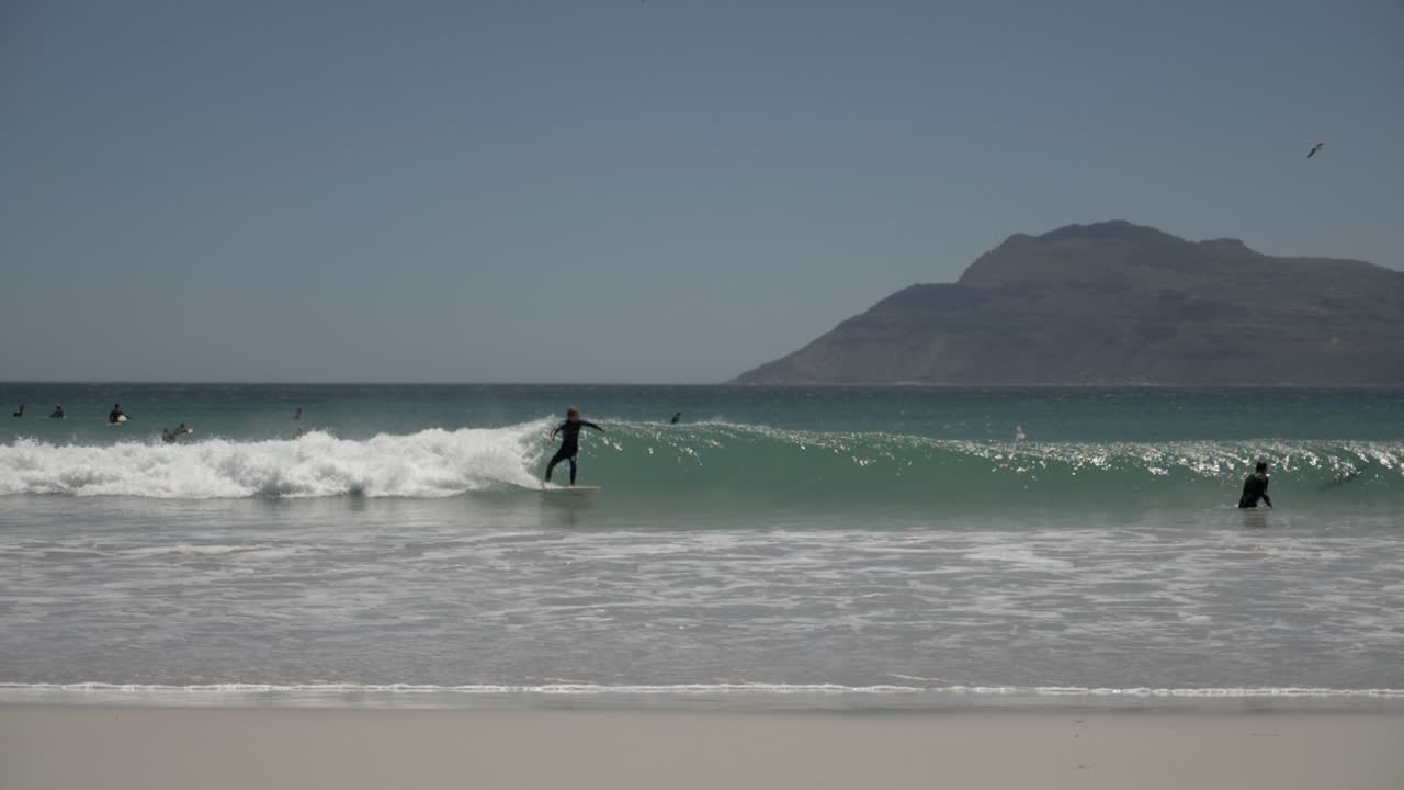 Slowmotion-surfing längs kusten i Sydafrika.