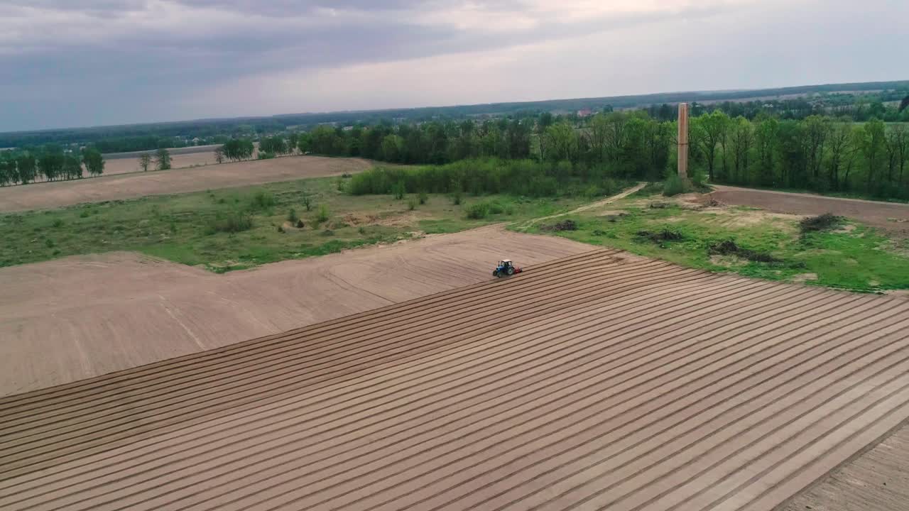에 관개 시스템의 설치. 에서 일하는 트랙터의 공중 영상. 당근을 심는