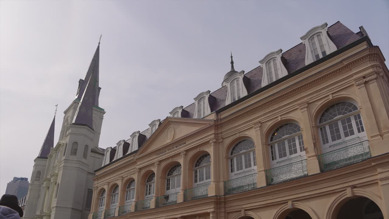 뉴올리언스의 프렌치 터 지역의 건물의 낮은 각도 시각