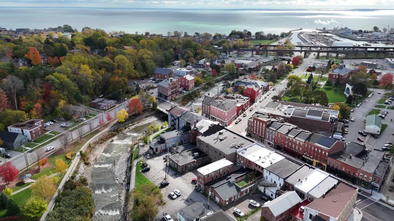 Fånga essensen av en pittoresk småstad belägen vid vattnet, som visar upp levande höstfärger och historisk arkitektur, Port Hope, Ontario, Kanada.