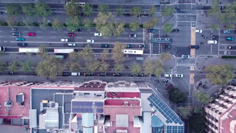 busy intersección de barcelona con coches y autobuses, disparado al anochecer, vista aérea
