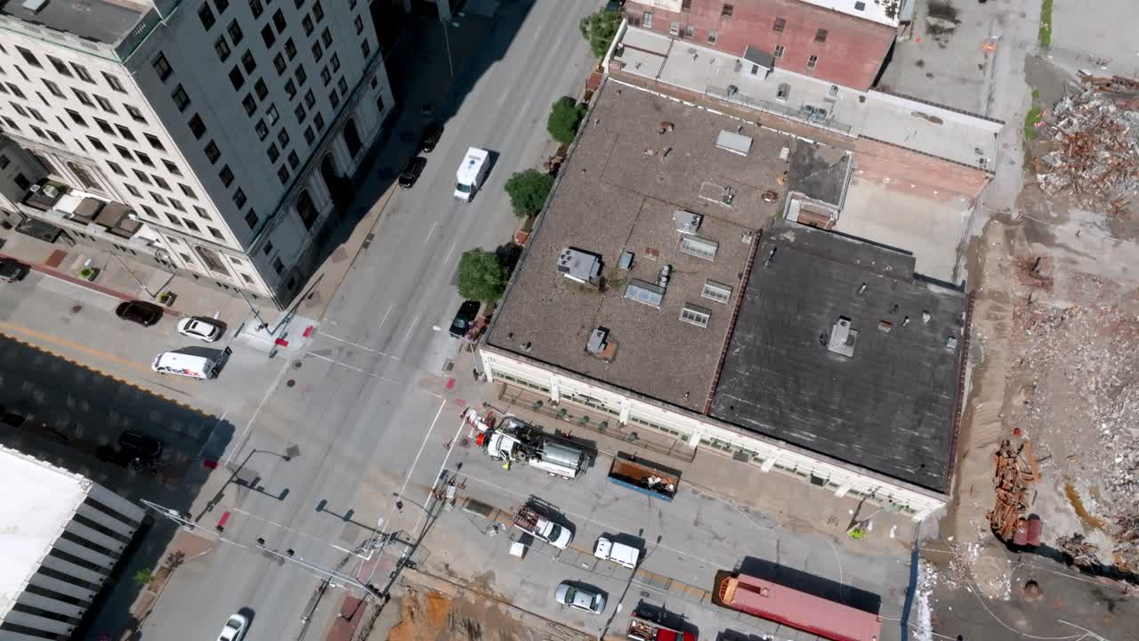 intersección en el centro de davenport, iowa con video de avión no tripulado moviéndose hacia la torre del reloj