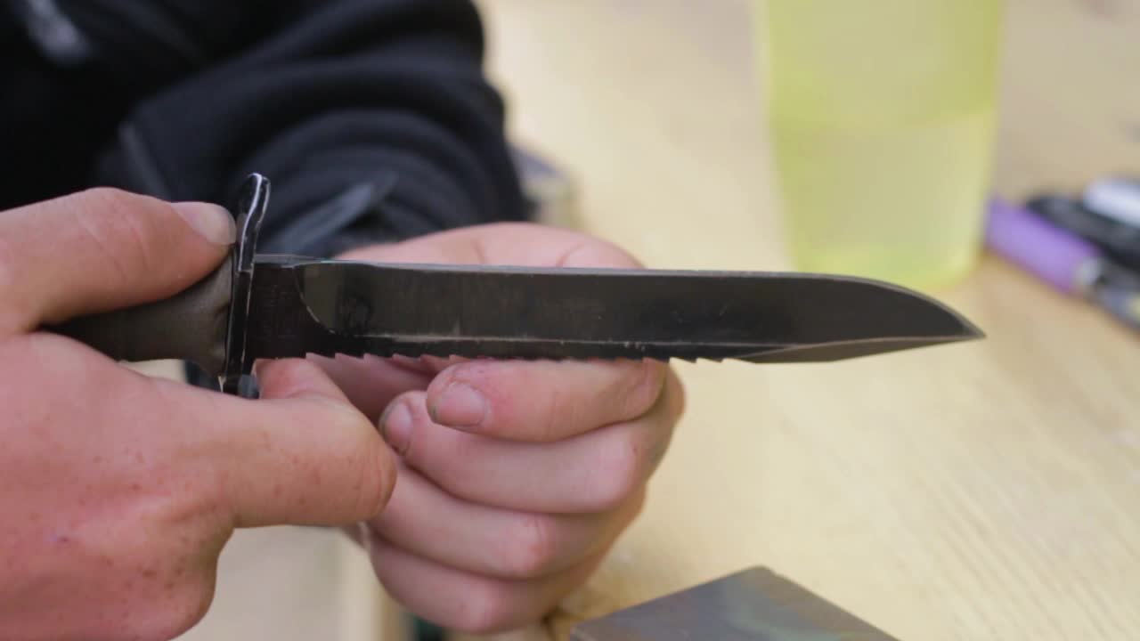 칼날의 날카로움을 확인하는 것