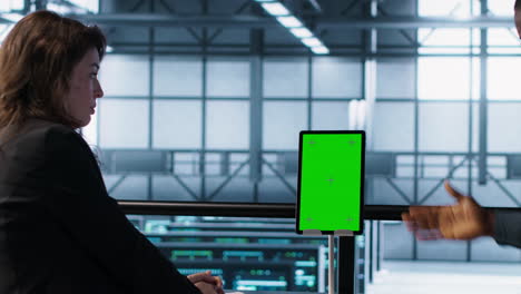 programadores en el centro de datos que utilizan la tableta de maqueta, observando el análisis del equipo