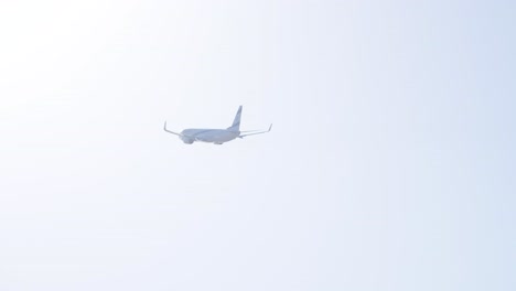 El-Al-Boeing-flugzeuge,-Die-Mit-Weißen-Wolken-Am-Himmel-Fliegen