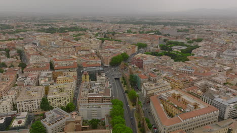 Carretera-Principal-Que-Conduce-A-Través-Del-Distrito-Urbano.-Vista-Aérea-De-Bloques-En-Edificios-De-Varios-Pisos-En-La-Ciudad-En-Un-Día-Nublado.-Roma,-Italia