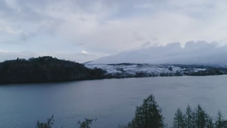 Toma-Aérea-De-Un-Ben-Cruachan-Cubierto-De-Nieve,-Una-Montaña-En-Argyll-Y-Bute,-Escocia