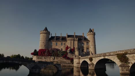 castillo medieval junto a un río