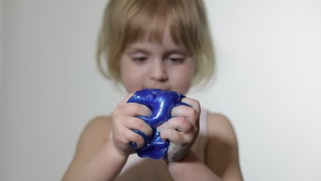 Niño-Divirtiéndose-Haciendo-Limo.-Niño-Jugando-Con-Limo-De-Juguete-Hecho-A-Mano.