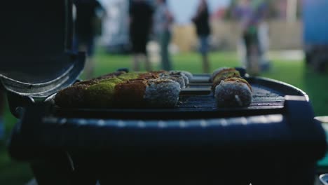 Abrir-Barbacoa-Eléctrica,-Presentar-Carne