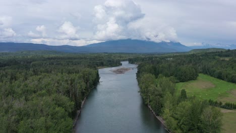 Serena-Belleza-A-Lo-Largo-Del-Río-Bulkley:-Explorando-Bosques-Verdes-Y-Montañas-Cerca-De-Smithers,-BC