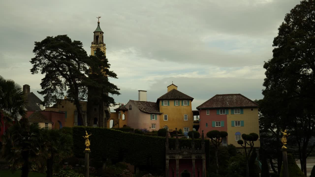 Vista ad alto contrasto di Portmeirion, un villaggio turistico in stile italiano sulla costa del Galles del Nord, Regno Unito.