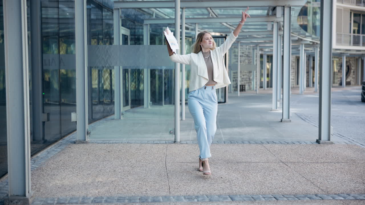 una mujer feliz caminando por la calle