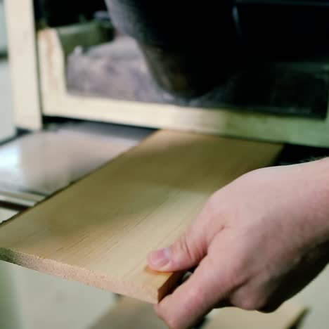 carpintero que trabaja en un taller de carpintería