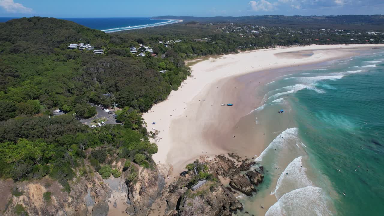 vista aérea de la playa de clarkes con paisaje marino turquesa en nueva gales del sur, australia - toma de avión no tripulado