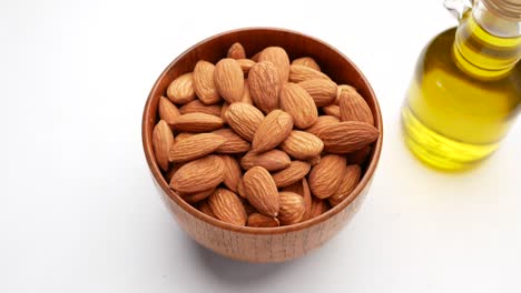 almendras en un tazón de madera con aceite de oliva