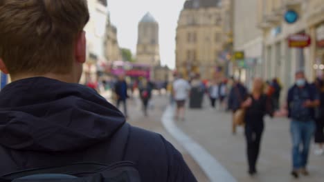 über-Die-Schulter-Geschossen-Von-Einem-Mann,-Der-Die-Cornmarket-Street-In-Oxford-England-Hinuntergeht?