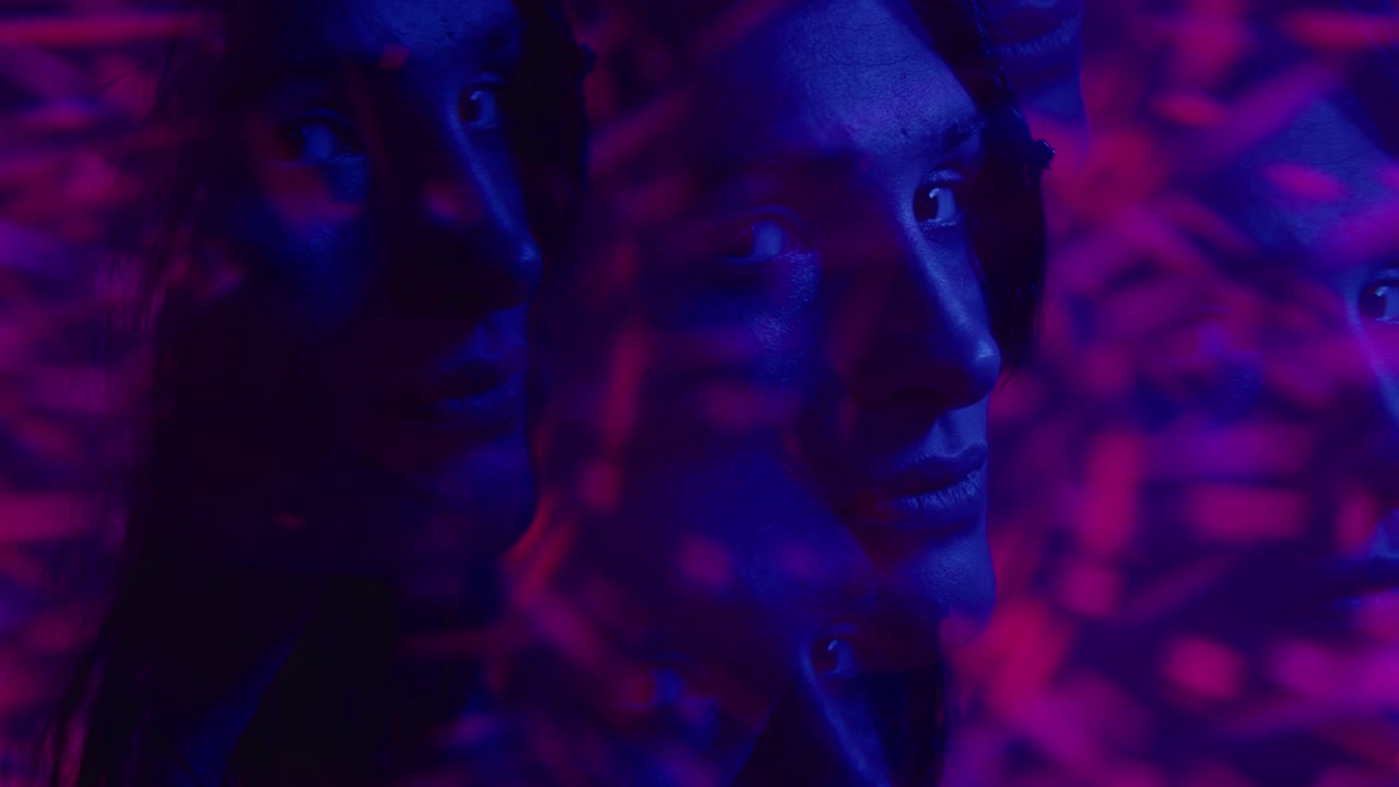Portrait de jeune femme avec effet kaléidoscope sous lumière néon