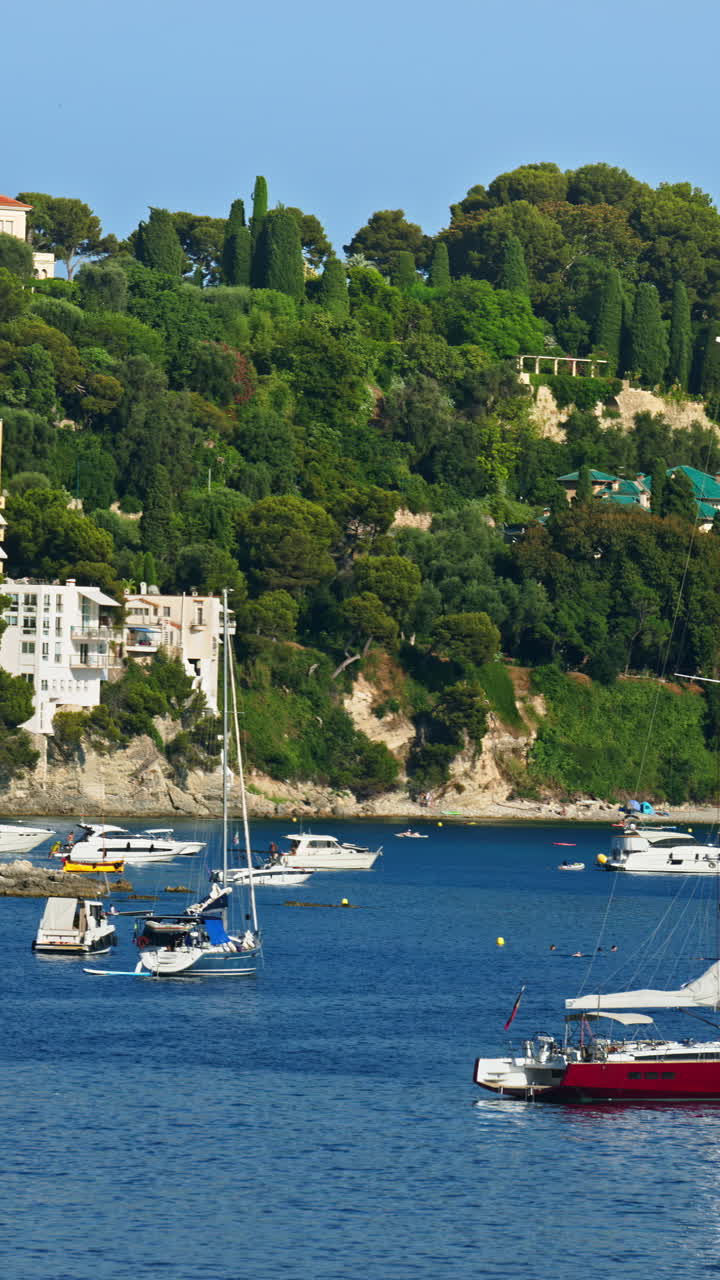 Barche attraccate nel porto locale a Villefranche-sur-Mer, Francia. Verticale
