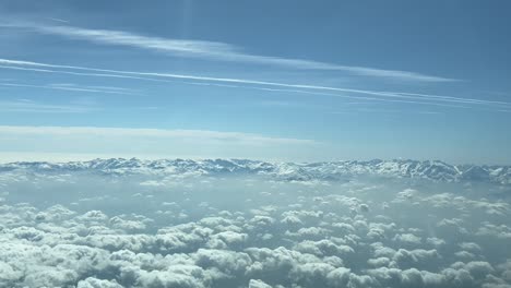 pov vista inmersiva de los nevados alpes italianos tomada desde una cabina de un avión