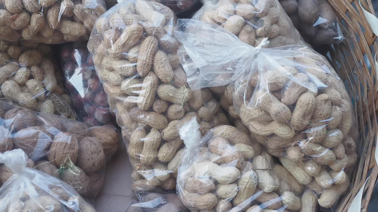 variedade de nozes em sacos de plástico