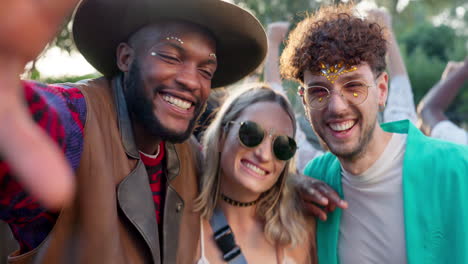 selfie, festival y amigos felices en una fiesta