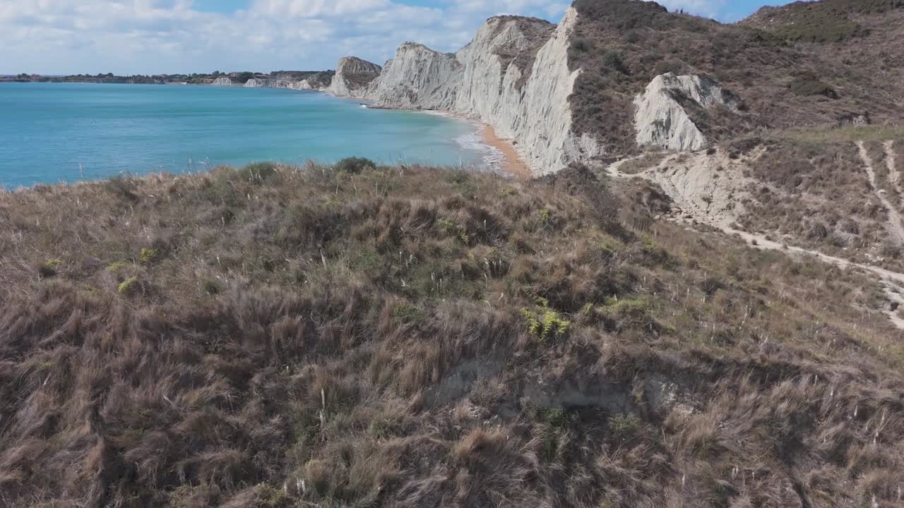 acantilados costeros y punto de vista de la playa
