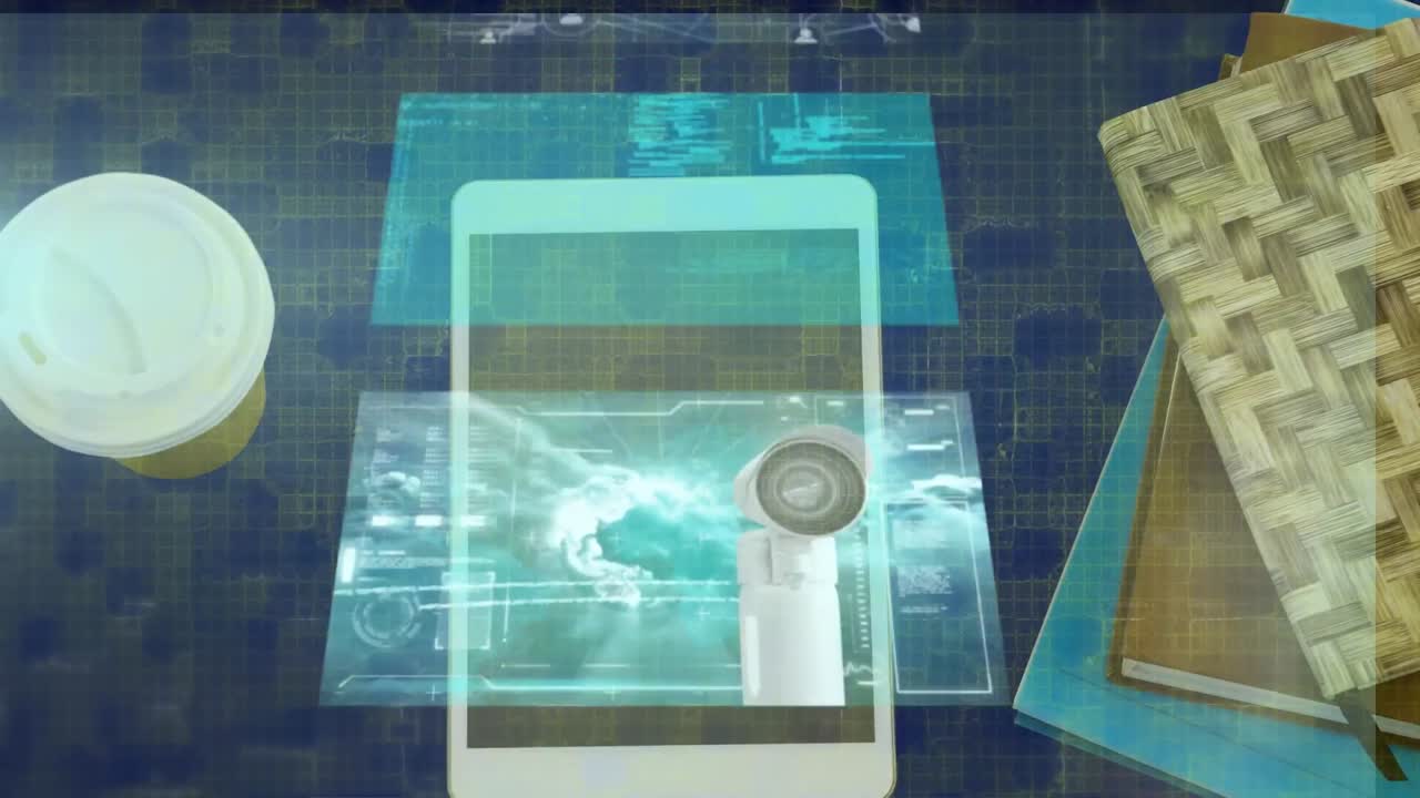 animación del procesamiento de datos a través de un teléfono inteligente en el escritorio