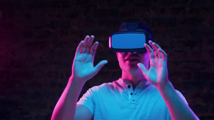 Uomo che indossa un auricolare VR
