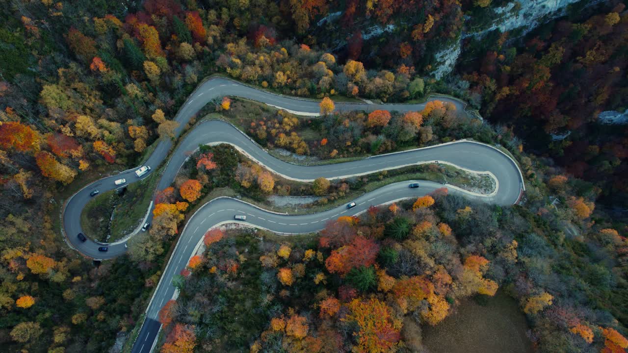 vista aérea tomada con un avión no tripulado sobre los lacets de septmoncel, carretera sinuosa en el departamento de jura, región de borgoña franche-comte durante el otoño, campo francés