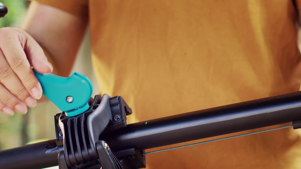 человек, позиционирующий велосипед на ремонтном стенде