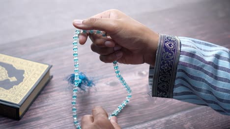 hombre musulmán orando con la mano durante el ramadán, de cerca