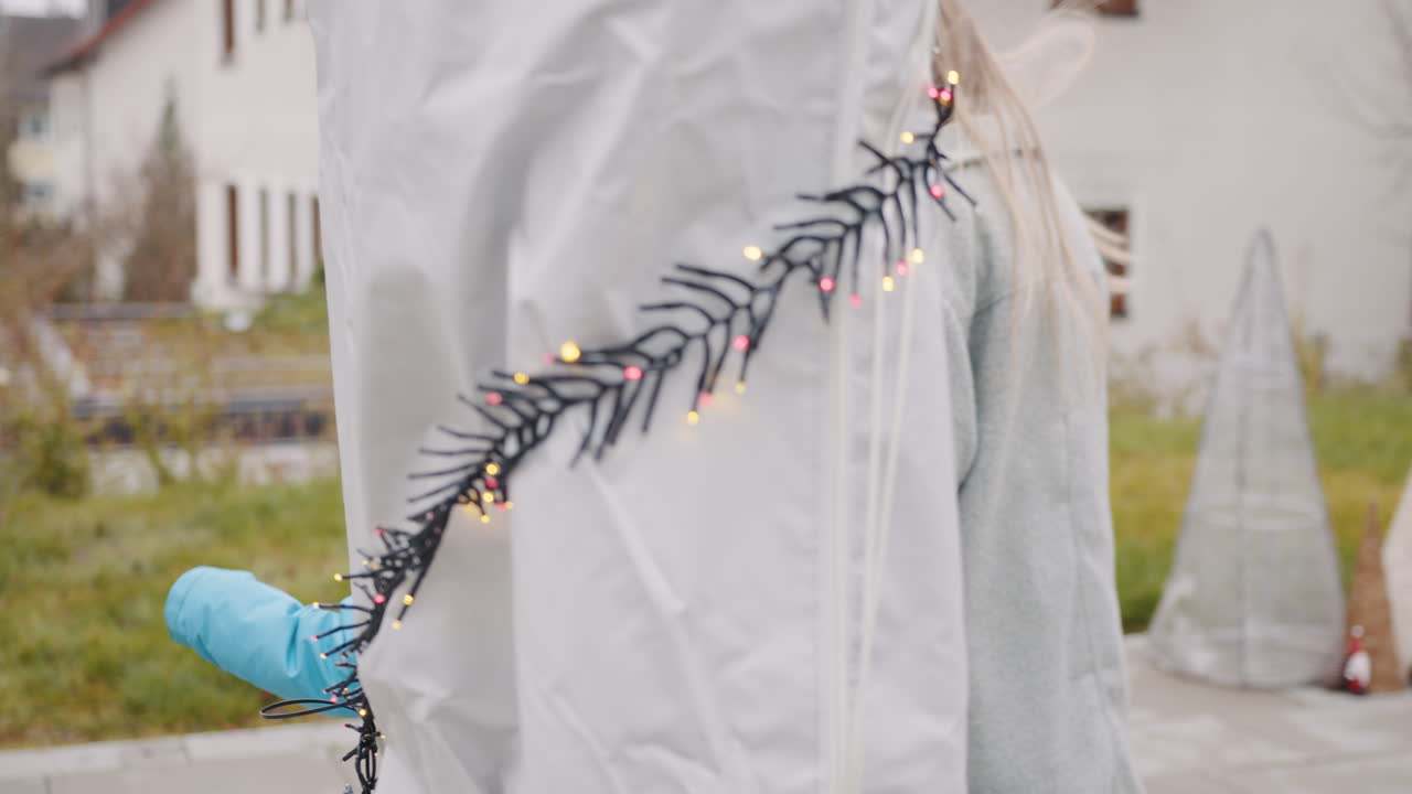 크리스마스 장식품과 주거 지역의 사람들