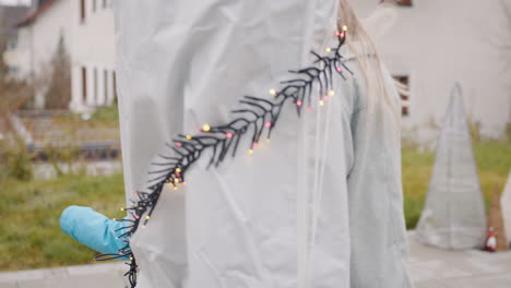 decoraciones navideñas y personas en un área residencial