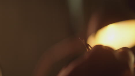 un primer plano de una llave en la mano por la noche.
