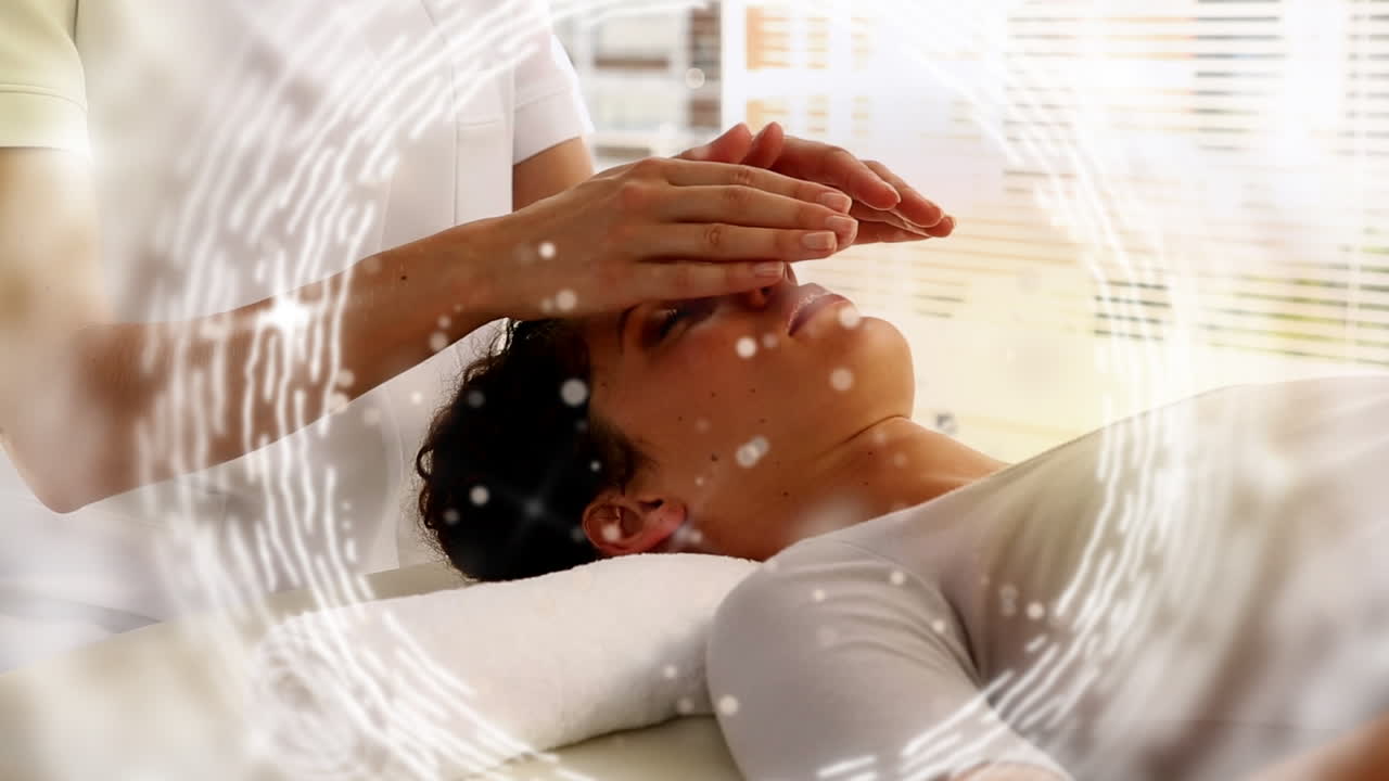 여성 고객에게 마사지를 하는 백인 남자의 손 위에 움직이는 원의 애니메이션