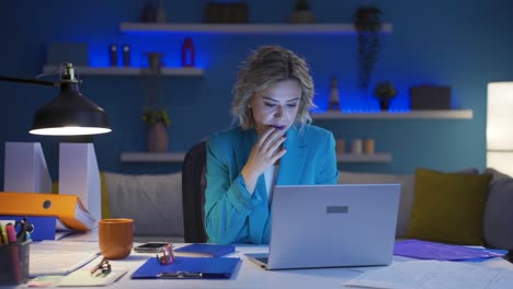 Las-Manos-De-La-Mujer-Trabajadora-De-Oficina-En-Casa-Están-Temblando.