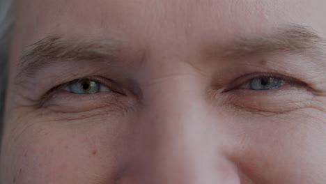 primer plano de los ojos de un hombre