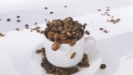 los granos de café caen en una taza blanca en una mesa blanca de madera. taza desbordante con granos de cafe. video crudo 4k con efecto de rampa de velocidad. filmado en cámara de cine de alta velocidad, 1000 fps.