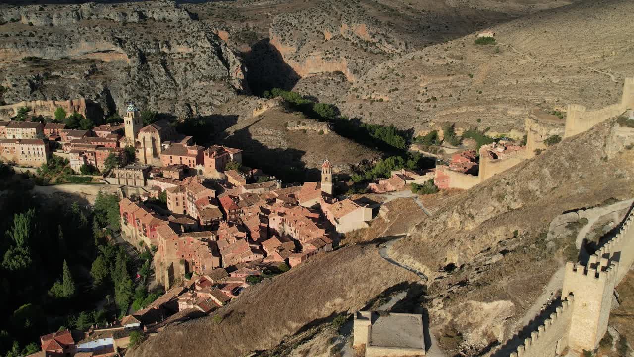 vista aérea panorámica de las murallas y pueblo de albarracín, periodo islámico, teruel, uno de los lugares más bellos de españa