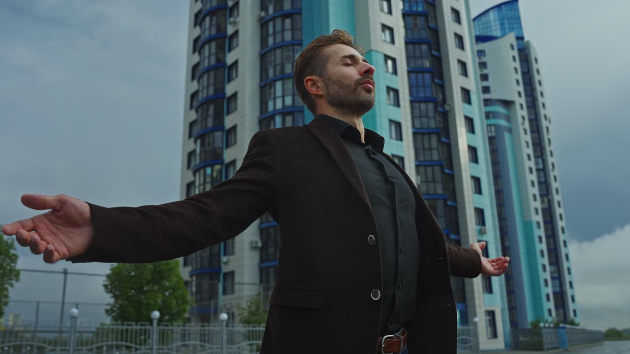 hombre relajándose en la ciudad