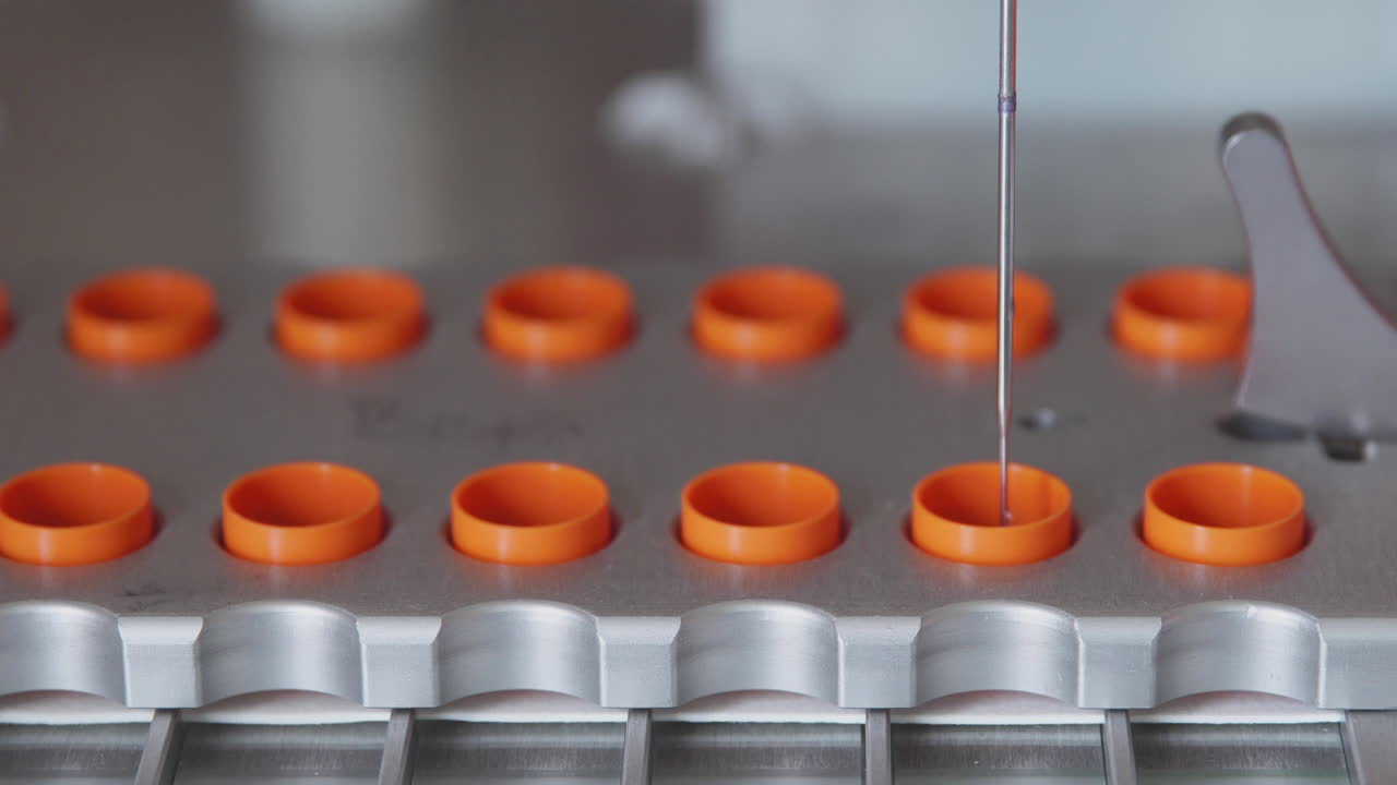 의료 센터에서, 기계는  ⁇ 는 환자의 암 세포의 존재에 대한 바이오 물질을 분석합니다.