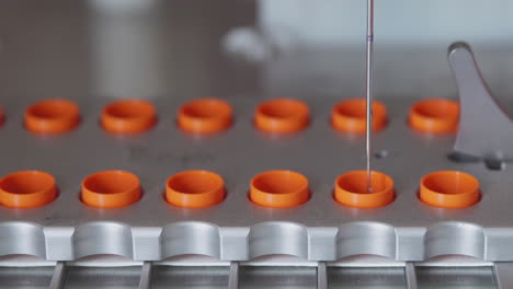 en el centro médico, la máquina analiza el material biológico para la presencia de células cancerosas en pacientes que se sometieron a una punción