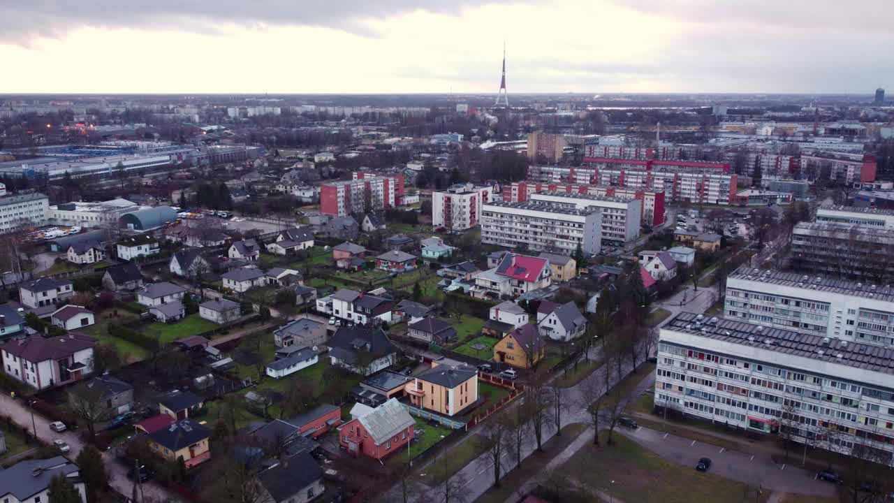 casas privadas y edificios de apartamentos masivos en la ciudad de riga, vista aérea