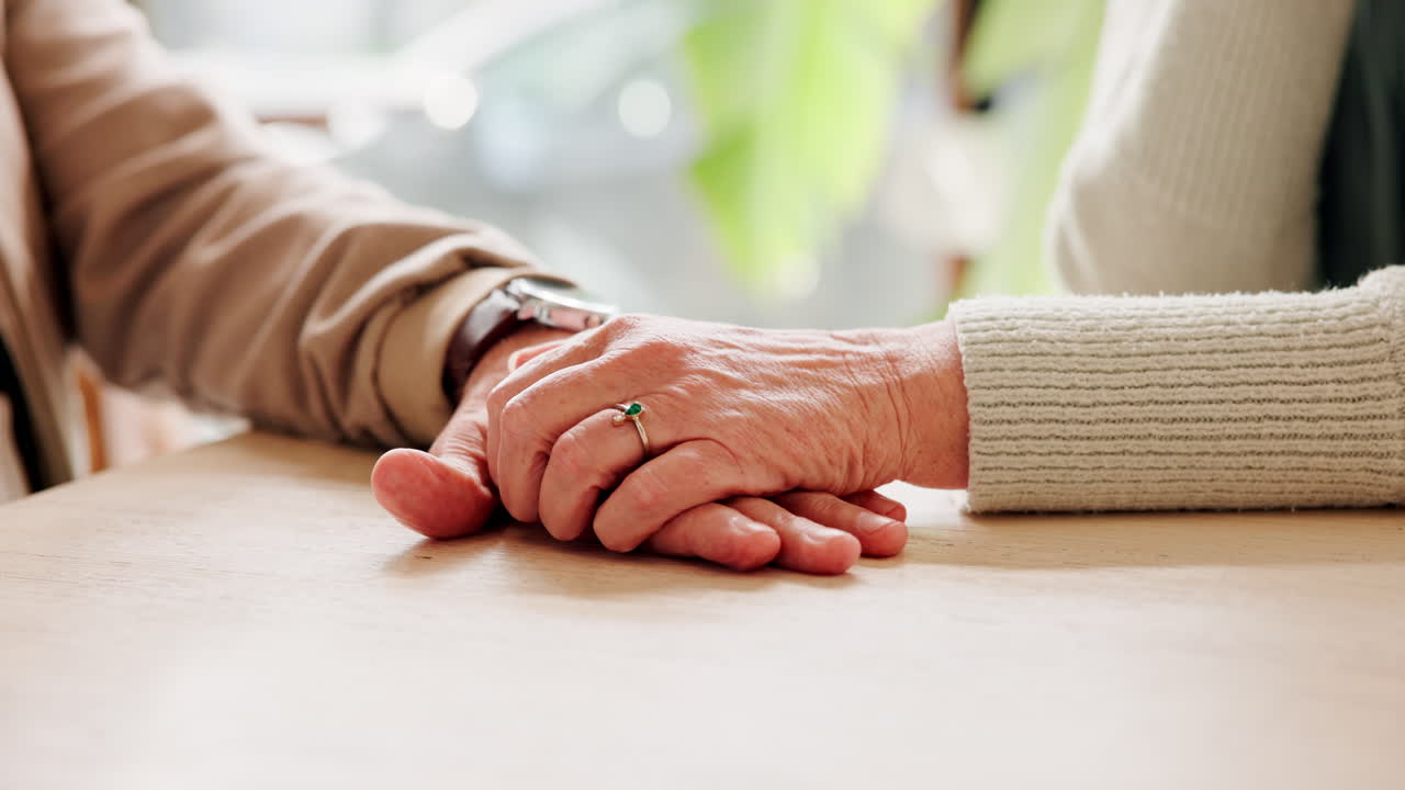 손을 잡고 있는 노인 부부